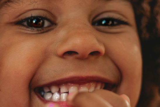 Nahaufnahme eines Kindes beim Zähneputzen